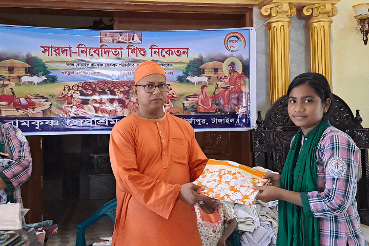 Sarada Nivedita Sishu Niketan Clothes Distribution